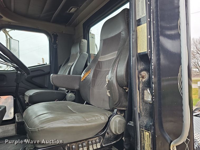 image for item DQ8667 2003 International 9200i semi truck