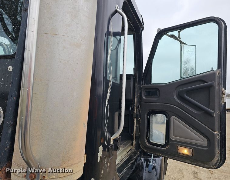 image for item DQ8667 2003 International 9200i semi truck