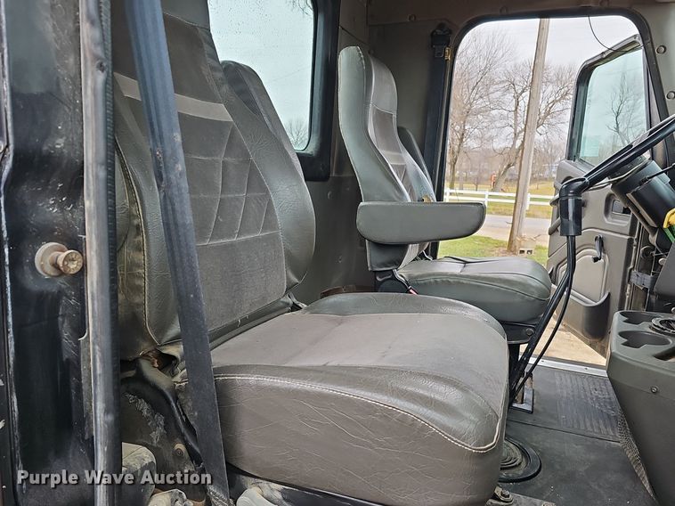 image for item DQ8667 2003 International 9200i semi truck