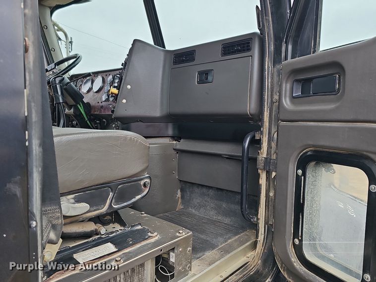 image for item DQ8667 2003 International 9200i semi truck