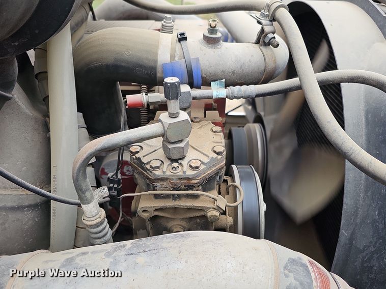 image for item DQ8667 2003 International 9200i semi truck