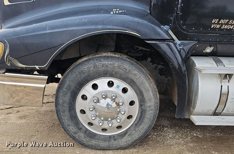 image for item DQ8667 2003 International 9200i semi truck