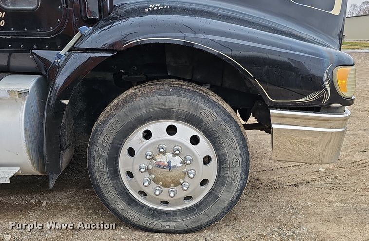 image for item DQ8667 2003 International 9200i semi truck