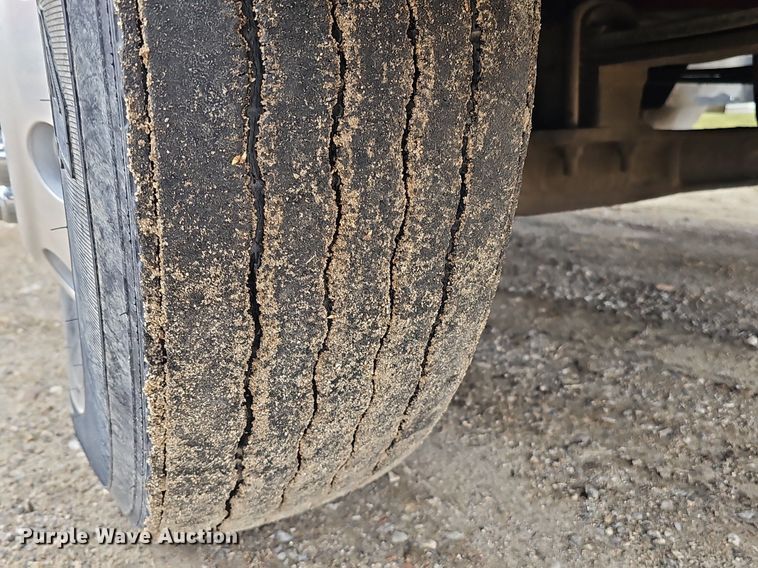 image for item DQ8667 2003 International 9200i semi truck