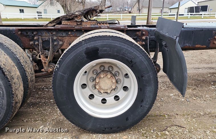 image for item DQ8667 2003 International 9200i semi truck