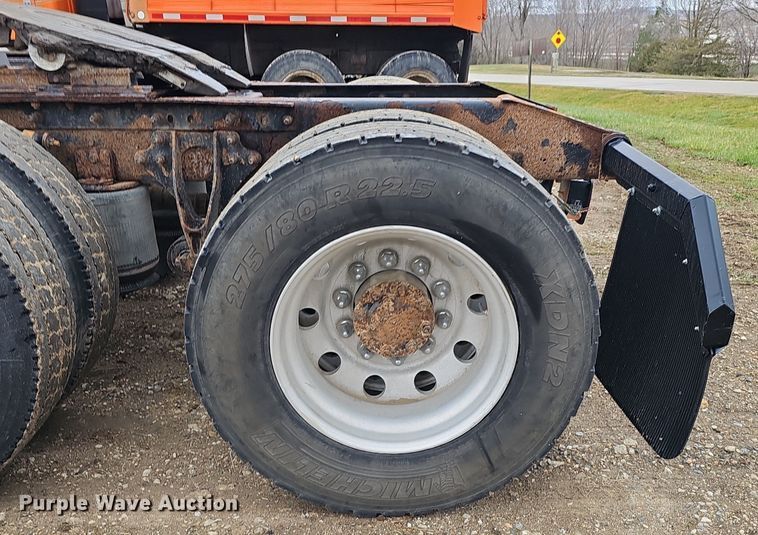 image for item DQ8667 2003 International 9200i semi truck