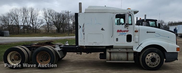 image for item DQ8668 1997 International 9400 semi truck