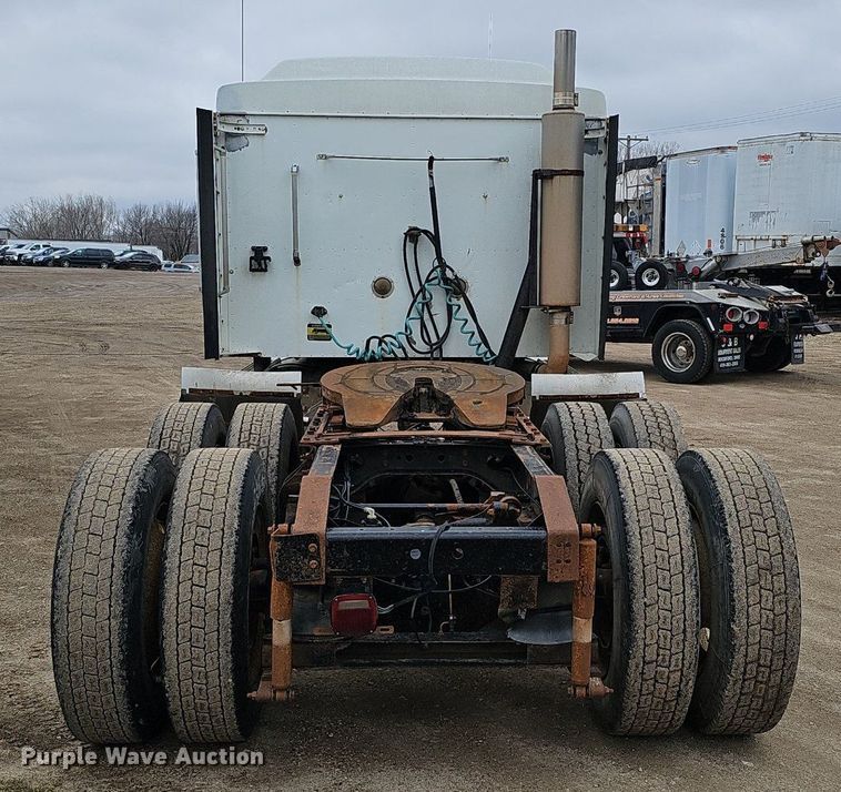 image for item DQ8668 1997 International 9400 semi truck