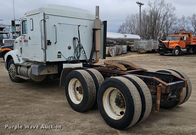 image for item DQ8668 1997 International 9400 semi truck