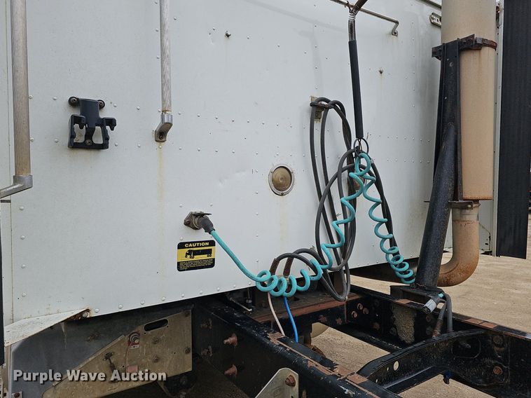 image for item DQ8668 1997 International 9400 semi truck