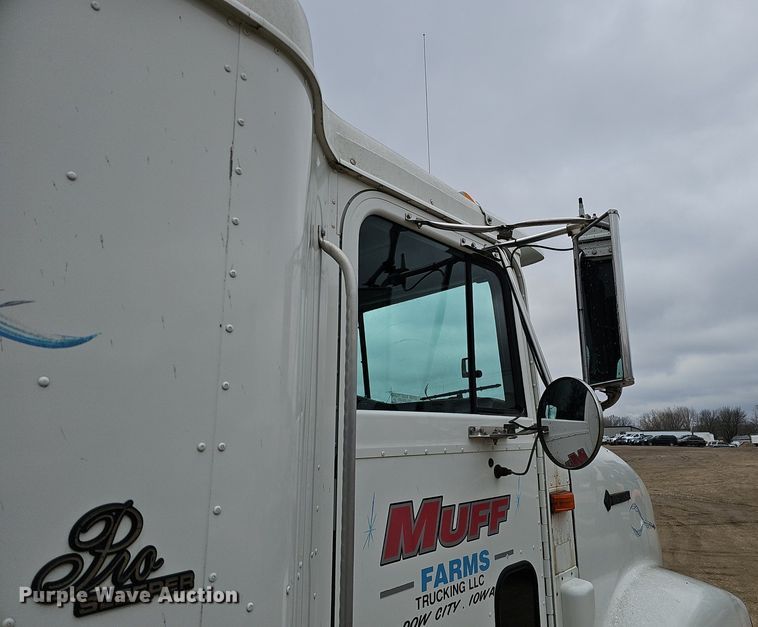 image for item DQ8668 1997 International 9400 semi truck