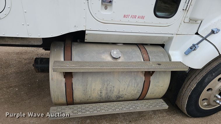 image for item DQ8668 1997 International 9400 semi truck