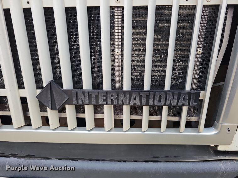 image for item DQ8668 1997 International 9400 semi truck