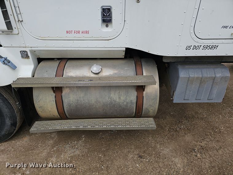 image for item DQ8668 1997 International 9400 semi truck