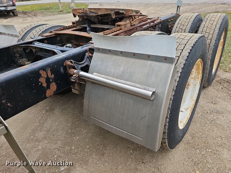 image for item DQ8668 1997 International 9400 semi truck