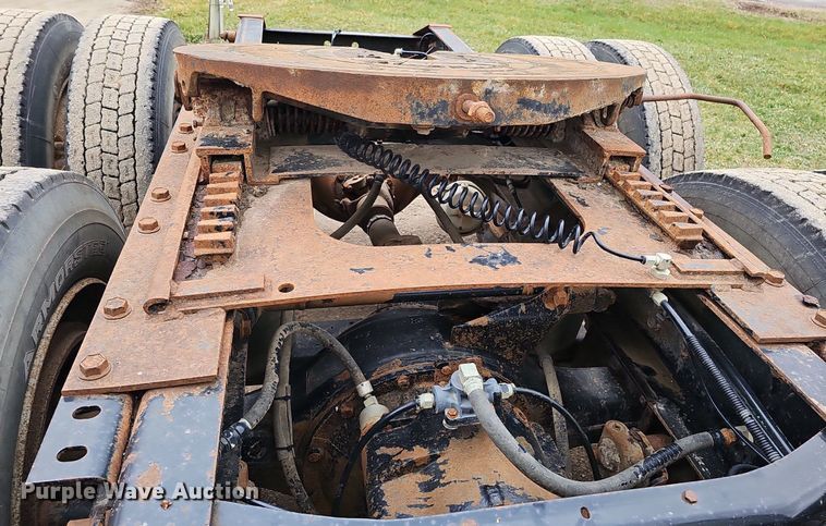 image for item DQ8668 1997 International 9400 semi truck