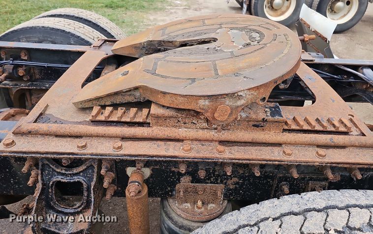 image for item DQ8668 1997 International 9400 semi truck