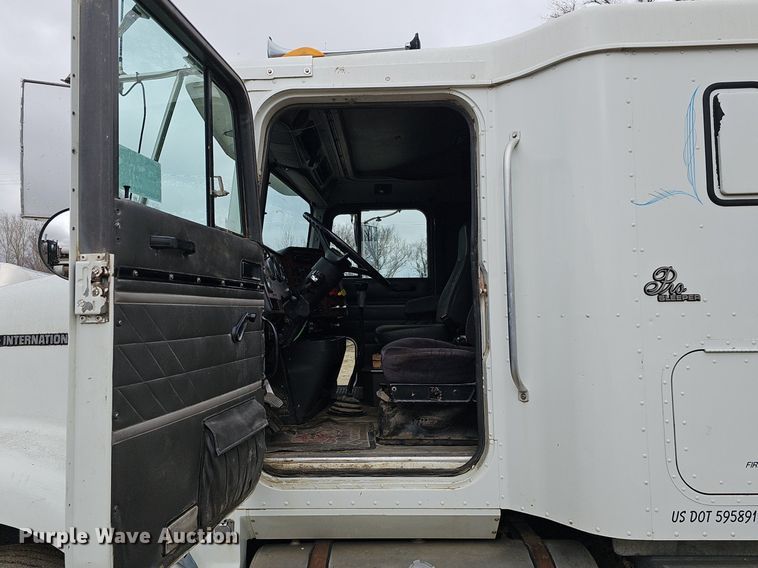 image for item DQ8668 1997 International 9400 semi truck