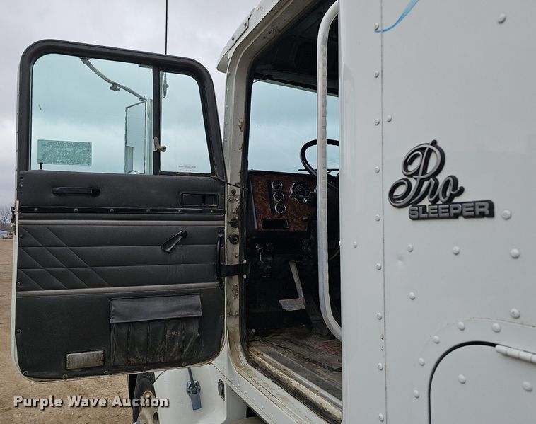 image for item DQ8668 1997 International 9400 semi truck