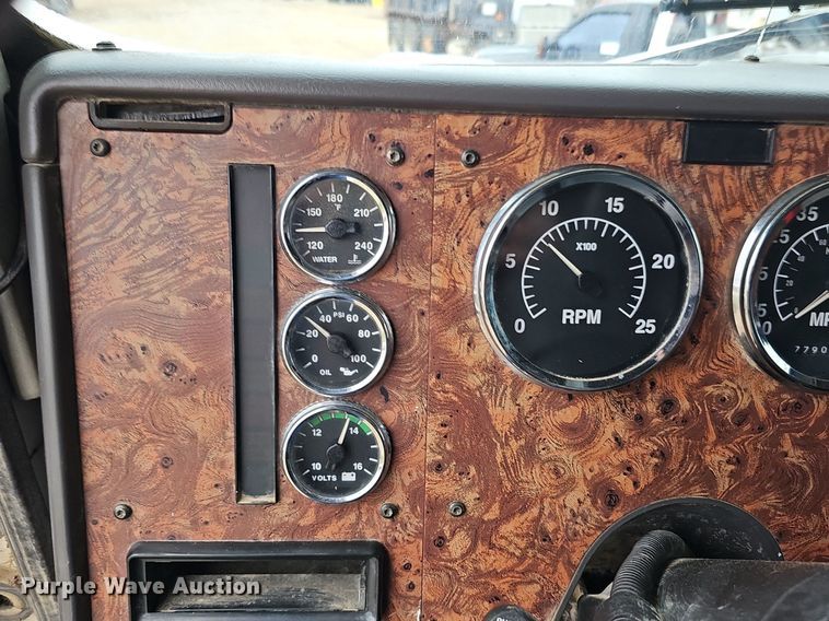 image for item DQ8668 1997 International 9400 semi truck