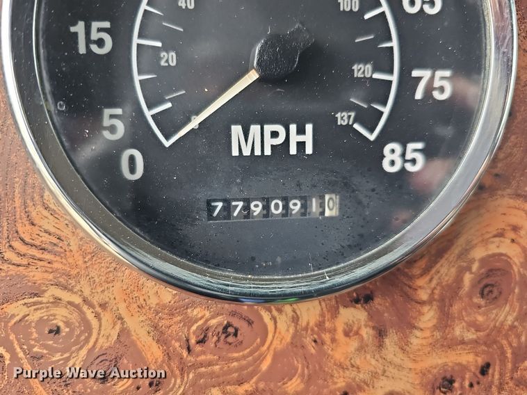 image for item DQ8668 1997 International 9400 semi truck