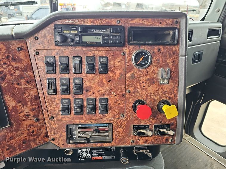 image for item DQ8668 1997 International 9400 semi truck