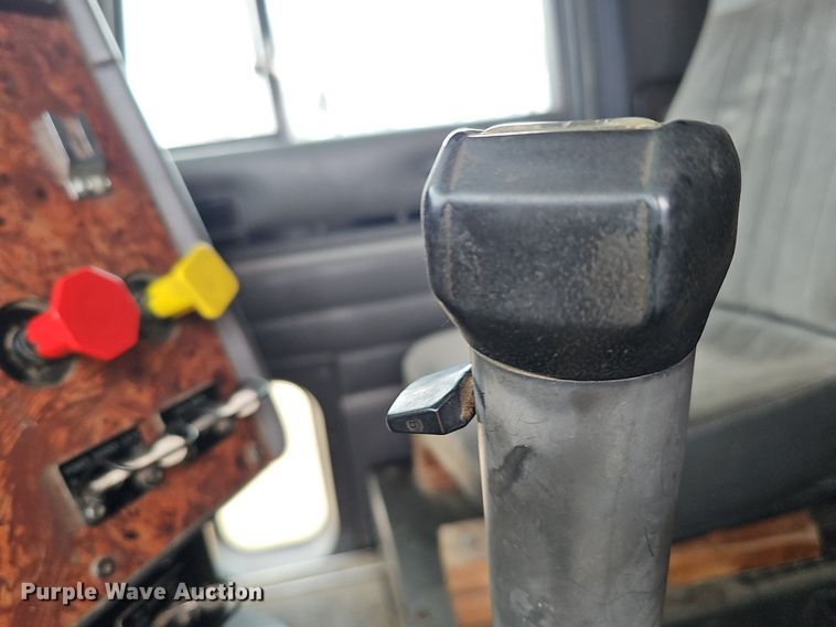 image for item DQ8668 1997 International 9400 semi truck