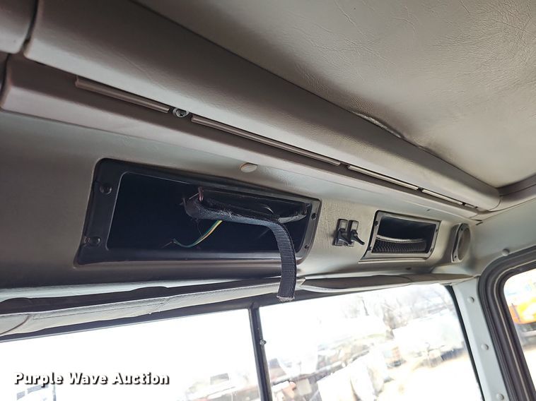 image for item DQ8668 1997 International 9400 semi truck