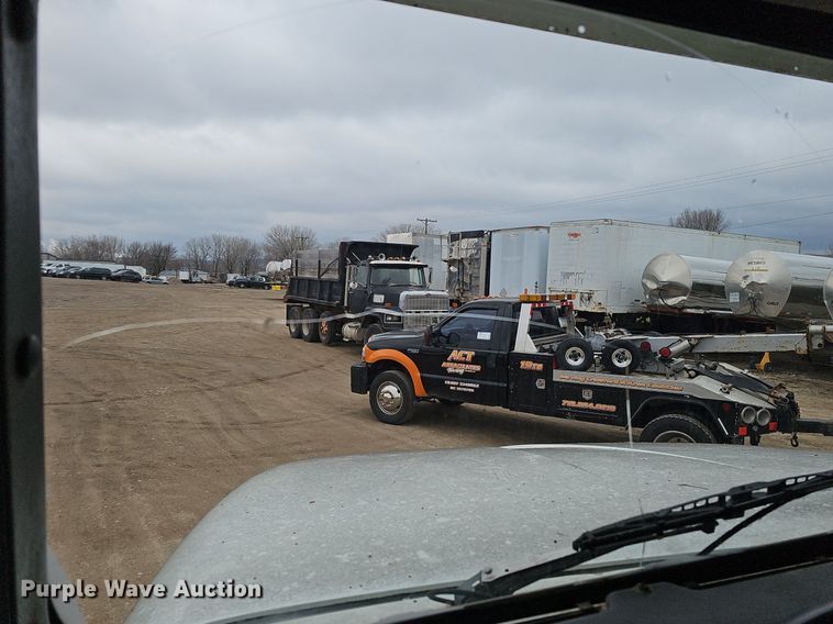 image for item DQ8668 1997 International 9400 semi truck