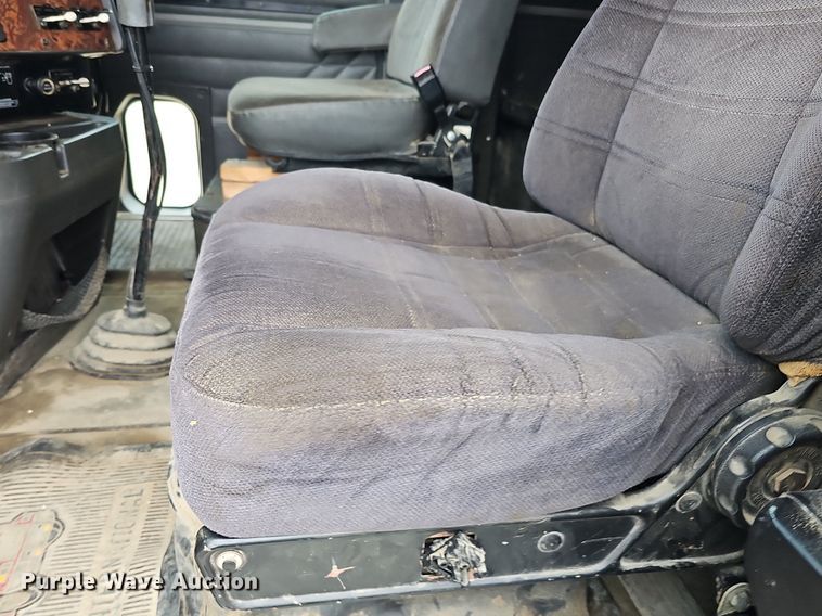 image for item DQ8668 1997 International 9400 semi truck