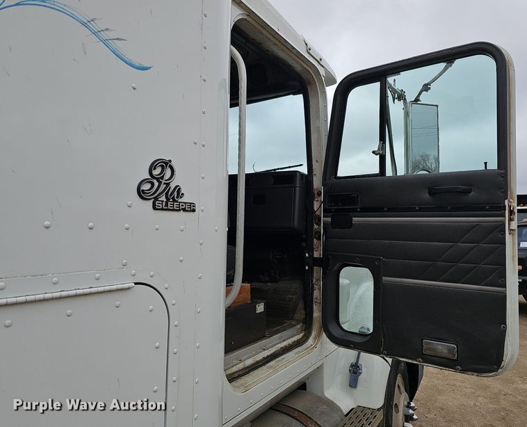 image for item DQ8668 1997 International 9400 semi truck