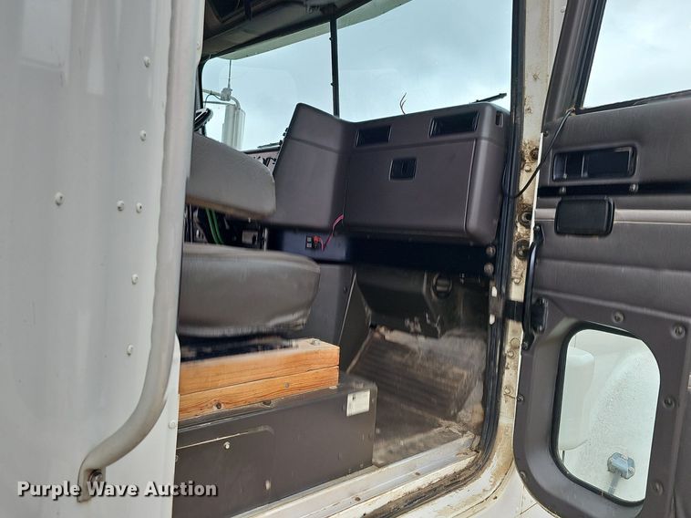 image for item DQ8668 1997 International 9400 semi truck