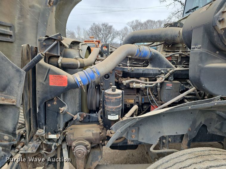 image for item DQ8668 1997 International 9400 semi truck