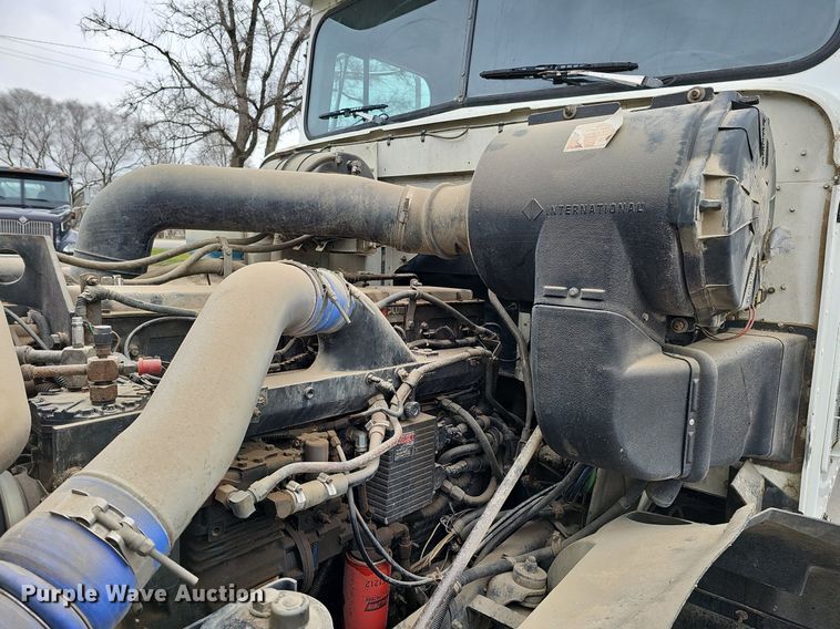 image for item DQ8668 1997 International 9400 semi truck