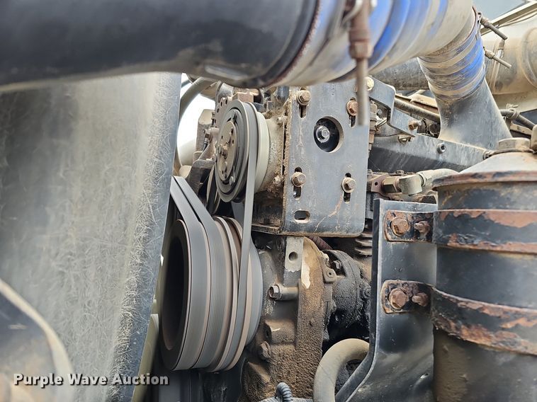 image for item DQ8668 1997 International 9400 semi truck