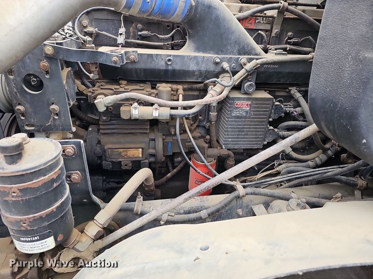 image for item DQ8668 1997 International 9400 semi truck