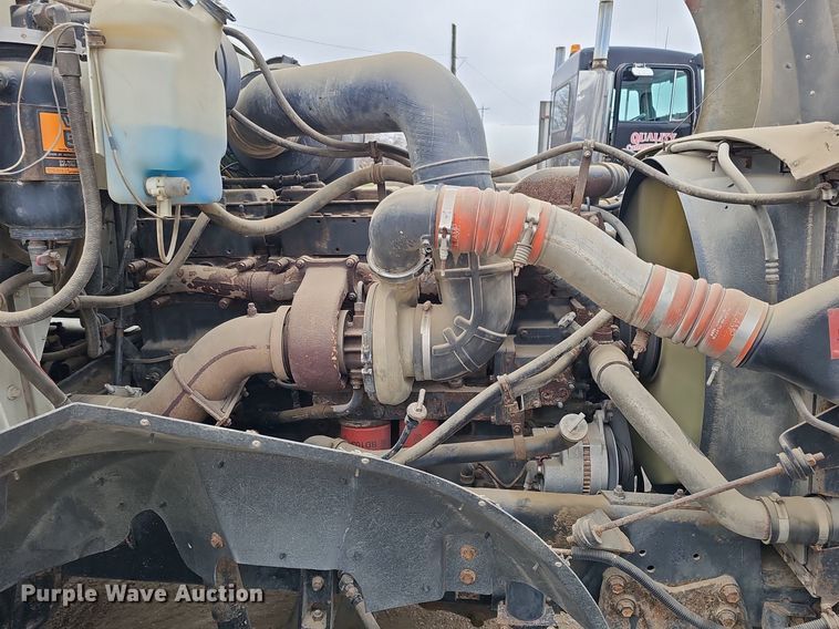 image for item DQ8668 1997 International 9400 semi truck