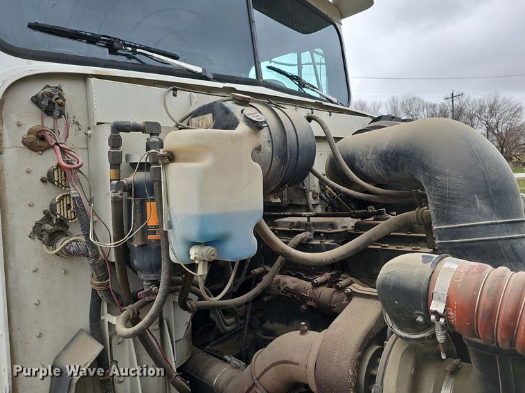 image for item DQ8668 1997 International 9400 semi truck