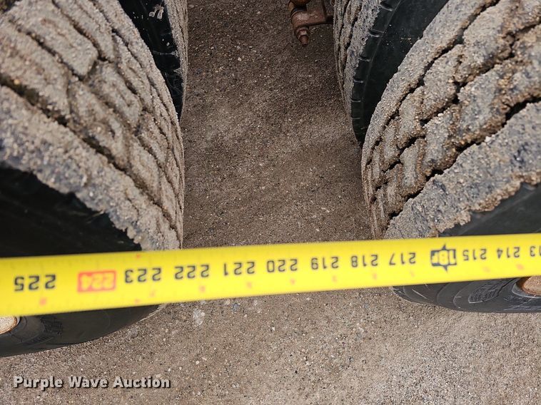 image for item DQ8668 1997 International 9400 semi truck