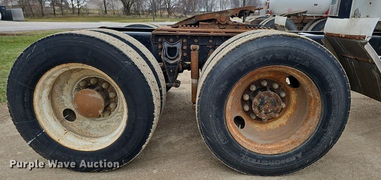 image for item DQ8668 1997 International 9400 semi truck