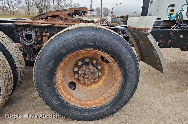 image for item DQ8668 1997 International 9400 semi truck