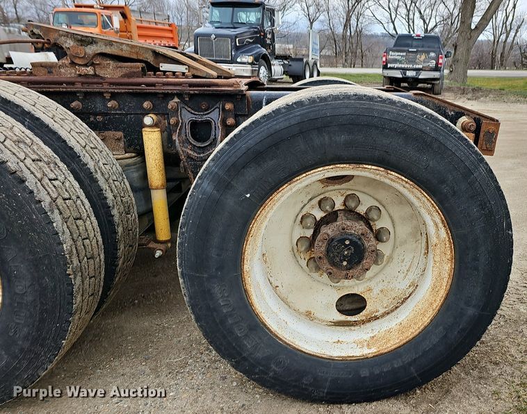 image for item DQ8668 1997 International 9400 semi truck