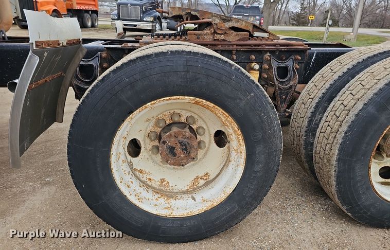 image for item DQ8668 1997 International 9400 semi truck