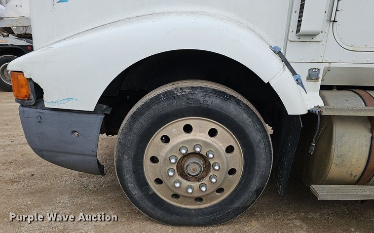 image for item DQ8668 1997 International 9400 semi truck