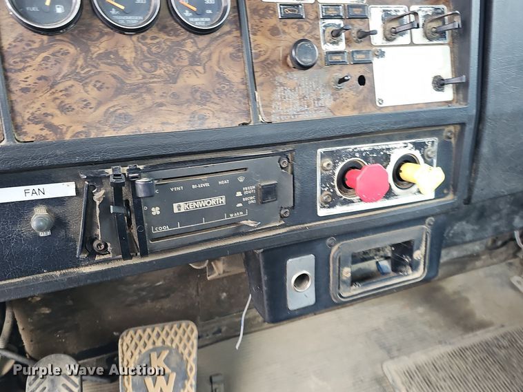 image for item DQ8669 1992 Kenworth T660 semi truck