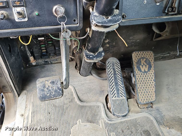 image for item DQ8669 1992 Kenworth T660 semi truck