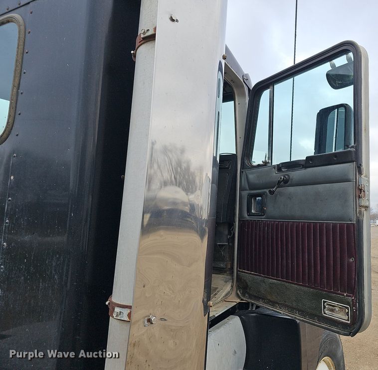 image for item DQ8669 1992 Kenworth T660 semi truck