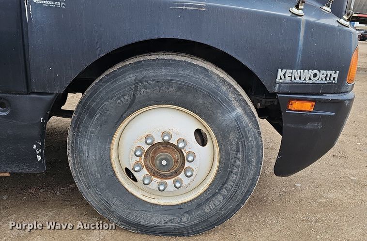 image for item DQ8669 1992 Kenworth T660 semi truck