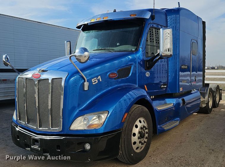 image for item DQ8697 2016 Peterbilt 579 semi truck
