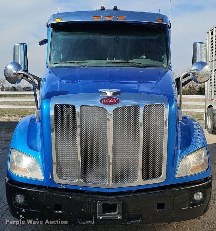 image for item DQ8697 2016 Peterbilt 579 semi truck
